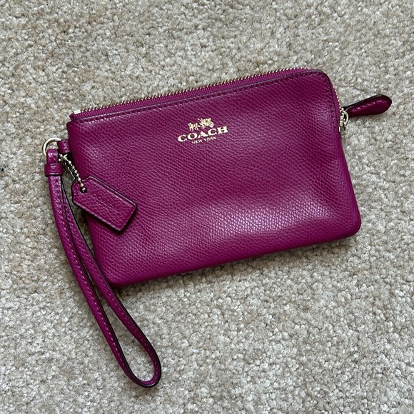 Coach leather wristlet- Magenta - Picture 5 of 6